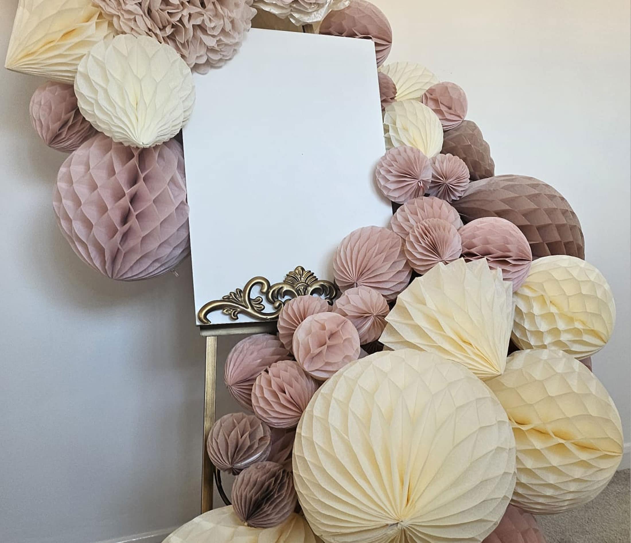 decor-Dressed-luxury-gold-easel